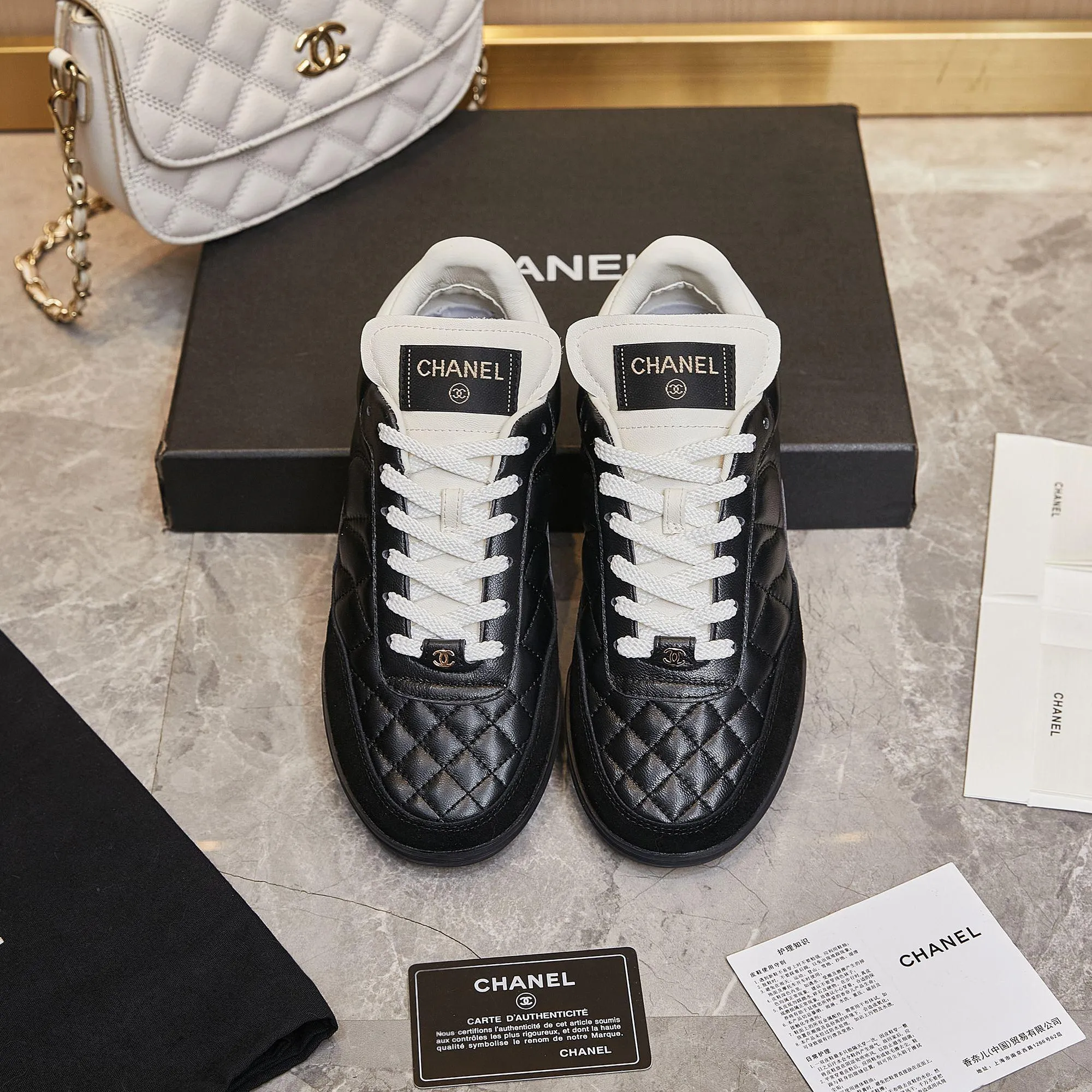 👟👟Ex-factory price 560👟👟 Chanel Chanel - 2024 counter top casual sports shoes This classic design; the upper is electro-embroidered with a variety of techniques; the outsole is fashionable and sporty; it is unusual to incorporate a variety of color matching elements... The diversified mix and match is very beautiful and versatile, casual, fashionable, sports and outdoor can be taken into account... ꫛꫀꪝ Go➫ Material: ❶Upper is made of: Original imported mixed-breed sheep ❷Inside made of: original imported breathable sheepskin ❸Outsole based on: original TPU outsole Full set of boutique packaging for women 35–41